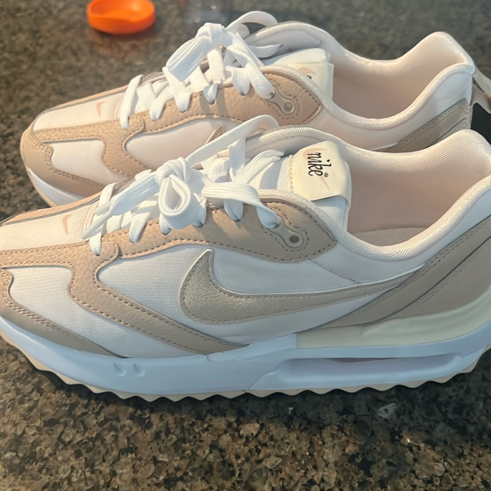 Nike shoes never worn